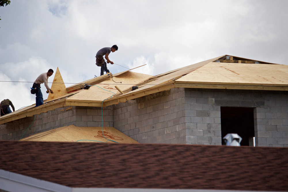 Hialeah,florida U.s.a.,june,28,,2019,roofers,measuring,cutting,,and,attaching,plywood